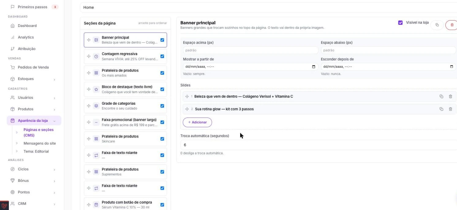 Editor do CMS com a lista de seções da home à esquerda — banner principal, contagem regressiva, prateleiras, grade de categorias, faixa promocional, faixa de texto rolante — cada uma com alça de arrastar e caixa de ativar, e à direita o painel de edição da seção selecionada.